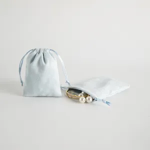 Hellblauer Samt Kordelzug Beutel fuer Schmuck Aufbewahrung Geschenk Detail Ansicht.