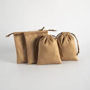 Detailansicht brauner Wildleder-Kordelzubehoerbeutel, ideal fuer Schmuck-Geschenkverpackung.