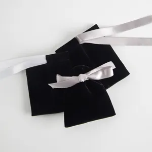 Schwarzer Samt Schmuckbeutel mit grauem Band, ideal zur Aufbewahrung von Accessoires.