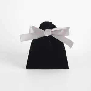 Schwarzer Samt Schmuckbeutel mit grauer Schleife, ideal für Accessoires und Geschenke.