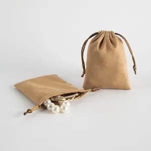 Detailansicht von braunen Wildleder-Schmuckbeuteln mit Kordelzug für edle Geschenke.