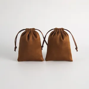 Nahaufnahme des braunen Samt Kordelzugsacks, ideal für Schmuck Geschenkverpackung Detail.