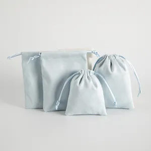 Detailansicht der weichen blauen Samt Kordelzugbeutel, ideal für Schmuck und Geschenke.
