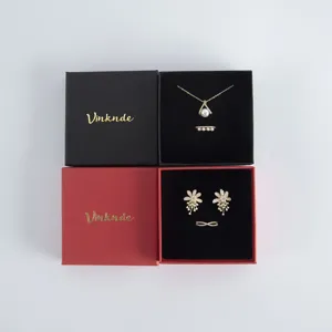 Detailansicht des multifunktionalen Schmuckkästchen-Sets mit Halskette, Ringen und Ohrringen.