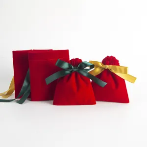 Roter Samt Schmuckbeutel Detail zeigt weiche Textur und elegante Schleife für kleine Accessoires.