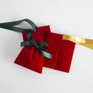 Roter Samt Schmuckbeutel mit gruenen und goldenen Baendern fuer Geschenkverpackung Detailansicht.