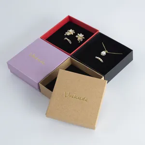 Mehrfarbige Pappschachteln für Schmuck mit Samteinlage für Ringe, Ohrringe und Ketten.