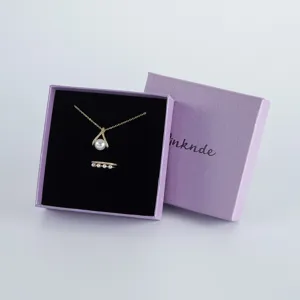 Detailansicht der eleganten lila Schmuckschatulle mit Samteinsatz für Ringe und Ketten.