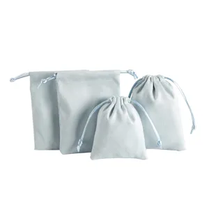 Set aus vier hellblauen Samt-Kordelzügen für Schmuck, Geschenke und kleine Accessoires.