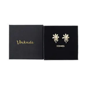 Schwarze Schmuckkästchen Verpackung Set mit weißen Blumen Ohrringen und feinem Ring.