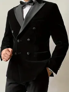 Detalle de chaqueta de traje cruzada de terciopelo negro para hombre con solapas y botones.