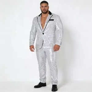 Primo piano di un abito da uomo in paillettes argentate con risvolto nero e dettagli raffinati.