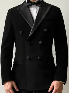 Vista de primer plano de una chaqueta de traje cruzada de terciopelo negro con raso.