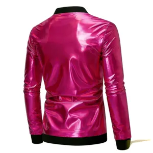 Achterkant glanzend metallic roze bomberjack voor heren met zwarte opstaande kraag.