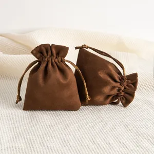 Brauner Wildleder Schmuckbeutel Detail, weicher Samt Kordelzug Sack für kleine Geschenke.