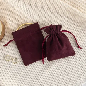 Weinroter Wildleder Schmuck Samt Kordelzug Beutel Geschenk Aufbewahrung Detail Ansicht.