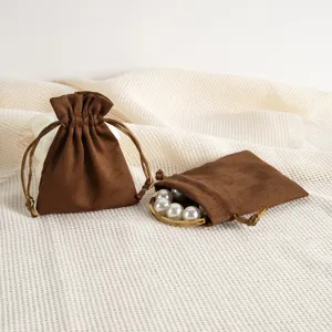 Detailaufnahme des braunen Wildleder-Schmucksbeutels mit weicher Samttextur und Kordelzug.