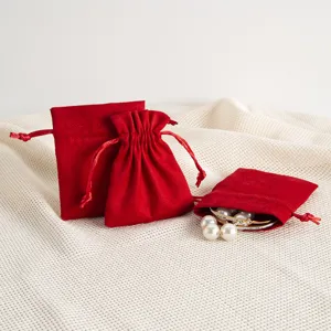 Rote Samt Schmuckbeutel mit Kordelzug, ideal fuer kleine Geschenke, Bonbons und Accessoires.