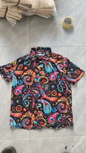 Détail de chemise à manches courtes motif cachemire floral coloré et col à revers.