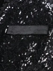 Gros plan détail du blazer de danse à sequins noirs avec rabat de poche satiné.