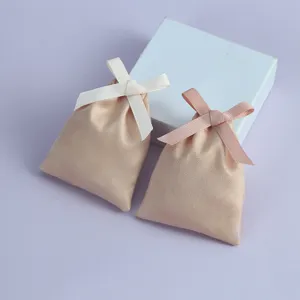 Detailaufnahme kleiner Velours-Schmuckbeutel mit süßen Schleifen für Geschenkverpackung.