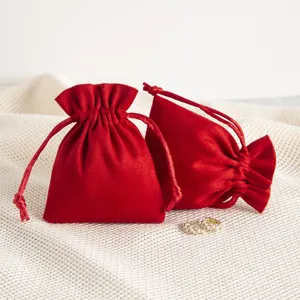 Roter Samt Kordelzug Schmuck Aufbewahrungsbeutel, Detailansicht des weichen Stoffes nah.