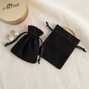 Zwarte fluwelen sieradenzakje met trekkoord, zachte cadeautas voor kleine accessoires.