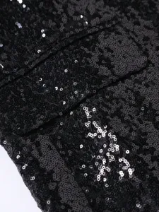 Gros plan détaillé d'un blazer noir à sequins montrant la texture scintillante pour scène.