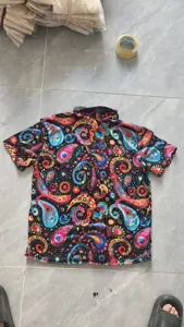 Vue détaillée de la chemise décontractée à manches courtes imprimé cachemire.