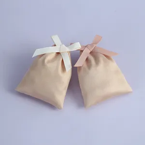 Detailansicht von Wildleder Schmuckbeutel, weicher Samtstoff mit Schleife, kleine Geschenktüte.