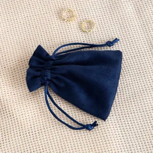 Dunkelblaue Samt Schmucktasche mit Perlenohrhringen, ideal fuer Geschenke und Aufbewahrung.