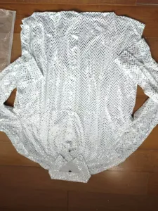 Vista dettagliata camicia uomo maniche lunghe con paillettes, top elegante con risvolto.