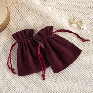Detailansicht des dunkelroten Samt Schmuck Beutels mit Kordelzug für Geschenke und Verpackung.