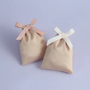 Detailansicht der weichen Wildleder Schmucktasche mit süßer Schleife, kleiner Samtbeutel.