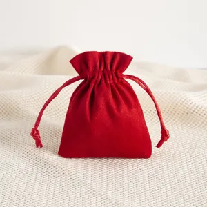 Detailansicht des roten Samt-Kordelzugs, weiche Textur und Verschluss für Schmuck.