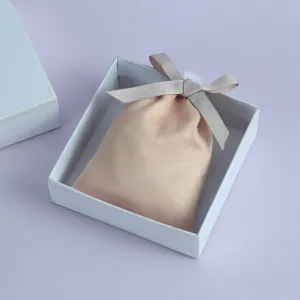 Samt Schmuckbeutel mit grauer Schleife, weiche Geschenkverpackung fuer kleine Accessoires.