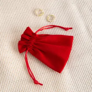 Roter Samt Kordelzug Beutel für Schmuckaufbewahrung, weiche Geschenktasche, Detailansicht.