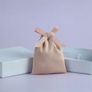 Detailansicht eines weichen rosa Kunstwildleder Schmuckbeutels mit Schleife für Geschenke.