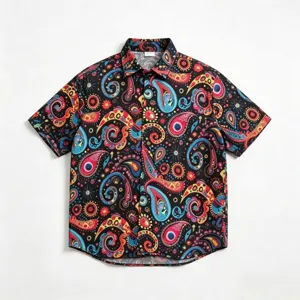 Chemise décontractée à manches courtes pour homme avec motif floral et col à revers.