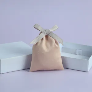 Wildleder Schmuckbeutel mit Schleife, weicher Samt Geschenksack fuer kleine Accessoires.