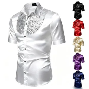 Chemise homme en satin a manches courtes avec panneau de paillettes brillantes sur la poitrine.