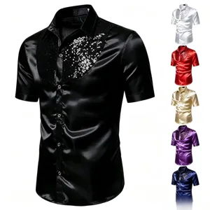 Chemise homme à manches courtes en satin avec empiècement de paillettes à l'avant.