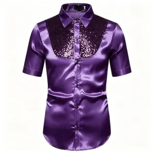 Chemise satinée violette à manches courtes pour homme avec empiècements sequins.