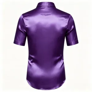 Vue détaillée du dos d'une chemise à manches courtes en satin violet pour hommes.