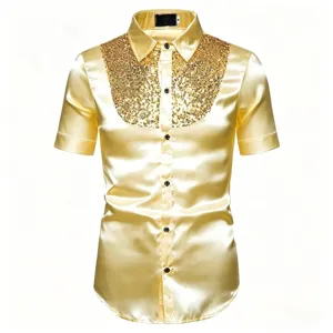 Détail de chemise à manches courtes en satin doré avec empiècement de sequins et boutons noirs.