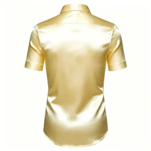 Détail du dos de la chemise à manches courtes dorée brillante avec texture de tissu lisse.