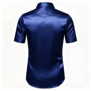 Vue détaillée du dos de la chemise satinée à manches courtes pour homme bleu roi.