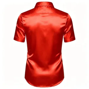 Vue arrière de chemise homme rouge à manches courtes en satin avec texture soyeuse.