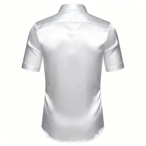 Vue détaillée de la chemise blanche à manches courtes en satin pour homme, tissu brillant.