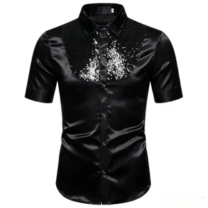 Chemise noire pour homme avec manches courtes et application de sequins sur la poitrine.
